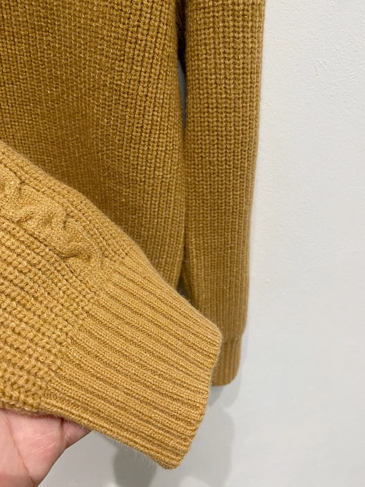 🅿️540 LV autumn and winter classic cardigan sweater, in full condition! ! ! Wool blended fabric, the latest model in 2025, golden ratio! ! Slim-fitting soft gold, versatile and practical item, the combination and practicality are extremely powerful, simple and elegant, and classy! To create your own style, it is highly recommended to buy it in two colors. The standard slim fit tailoring process is suitable for both young and old men. It is knitted from wool and will not cause any discomfort! While keeping warm, it is stylish, textured and wearable, and the classic logo with contrasting colors on the chest feels in place! ! Recommended for regular customers! ! Size M-3XL (maximum wear: 190 pounds)